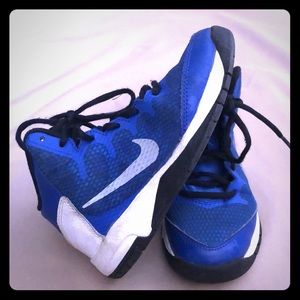 Nike b-ball sneakers youth